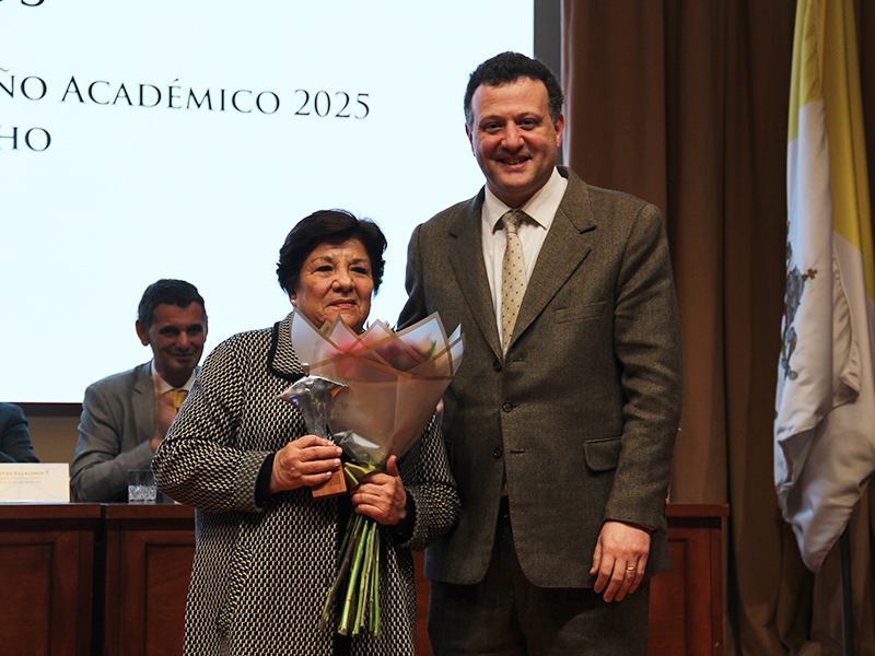 Premio Celia Pérez Matus 2025: reconocimiento de Derecho UC se entregó a exalumna y profesora María Cecilia Sánchez