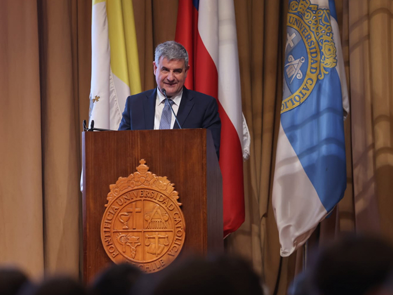 Rafael Domingo Oslé, catedrático de la Universidad de Navarra, dictó la charla magistral de la Ceremonia de Inauguración del Año Académico 2025