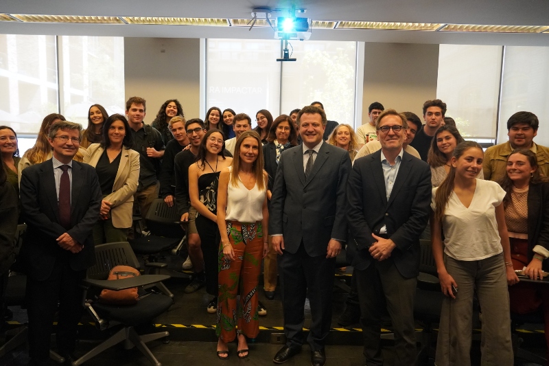 Notables Derecho UC: Anne Traub inauguró ciclo de conversatorios con destacados exalumnos de la Facultad 