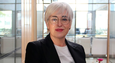 Profesora española Nuria Reche realiza estancia de investigación en Derecho UC