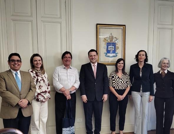 PUC-SP (con el Rector).JPG