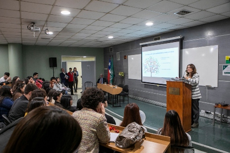Profesora Carmen Domínguez H. participó en seminario sobre la protección de la maternidad vulnerable en Chile