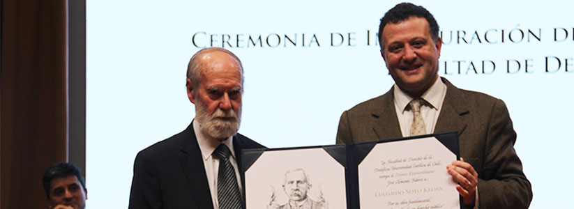 Profesor Eduardo Soto Kloss recibe de Derecho UC el Premio Extraordinario José Clemente Fabres 2025