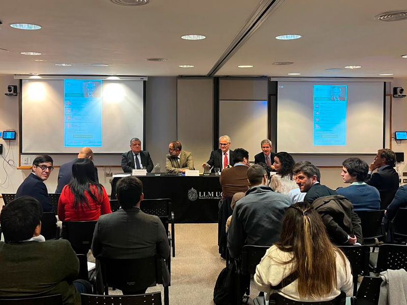 Panel de expertos en derecho penal se reunió para abordar la obra del jurista alemán Claus Roxin