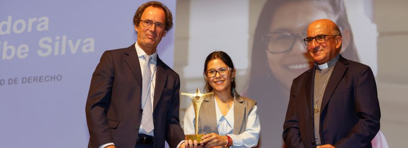 Isidora Uribe tras recibir Premio Identidad UC para Estudiantes: “Para mí, Derecho UC no es sólo un espacio académico e intelectual, sino un espacio en donde se construye desde el cariño y la empatía”