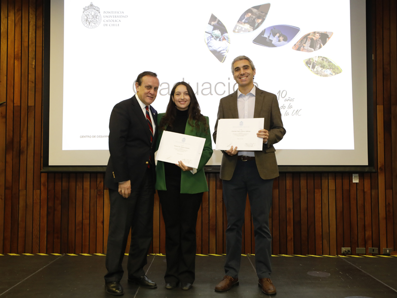 Profesores Sebastián Rioseco y Daniela Valencia se graduaron del Diplomado en Docencia Universitaria UC