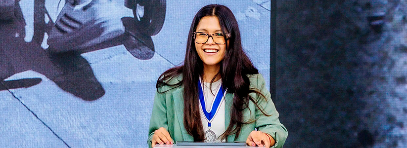 Isidora Uribe, estudiante de Derecho UC, recibió en Países Bajos el premio “Four Freedoms Awards” que entrega la Fundación Roosevelt