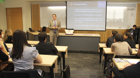 Director de Admisión de Graduados de NYU presentó sus programas de postgrado en Derecho UC