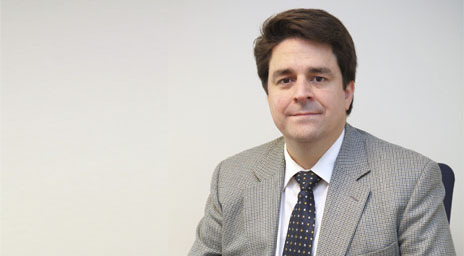 Profesor Sebastián López investiga sobre propiedad y derecho internacional de los derechos humanos en la Universidad de Cornell