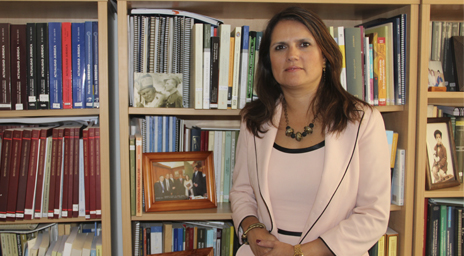 Profesora Carmen Domínguez H. fue nombrada profesora titular de la Universidad