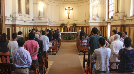 Derecho UC inauguró su actividad académica con una liturgia celebrada por el padre Antonio Giacona
