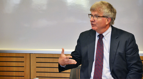 Profesor Michael McConell ofreció conferencia en el programa de Doctorado en Derecho UC