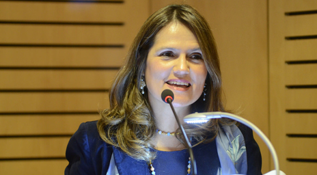 Profesora Carmen Domínguez ofreció conferencia sobre desafíos de la telemedicina y consentimiento informado