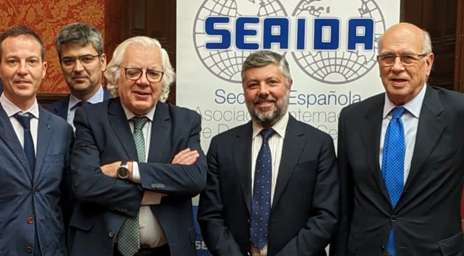 Profesor Roberto Ríos participó en congreso internacional sobre sostenibilidad y transparencia en España
