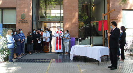 Comunidad Derecho UC se reunió en torno al Vía Crucis de Semana Santa