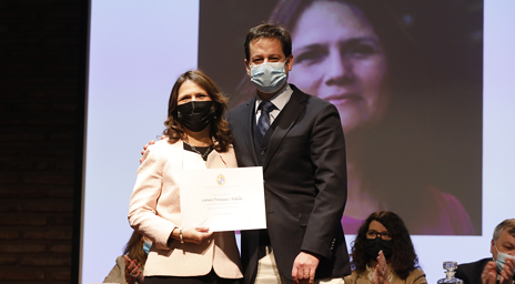 Profesora Carmen Domínguez H. fue reconocida por sus 25 años de carrera académica