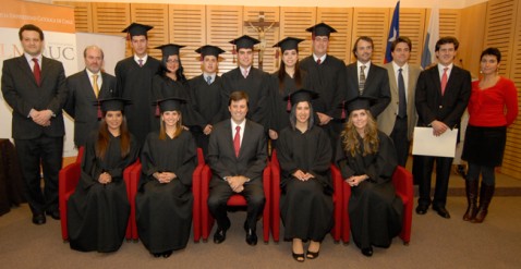 13 nuevos graduados del programa Magíster en Derecho de la Empresa, LLM, versión Internacional