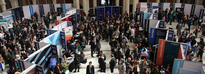 Multitudinaria y exitosa Feria del Trabajo Derecho UC 2023: 2.500 asistentes, más de 1.500 entrevistas y 57 expositores