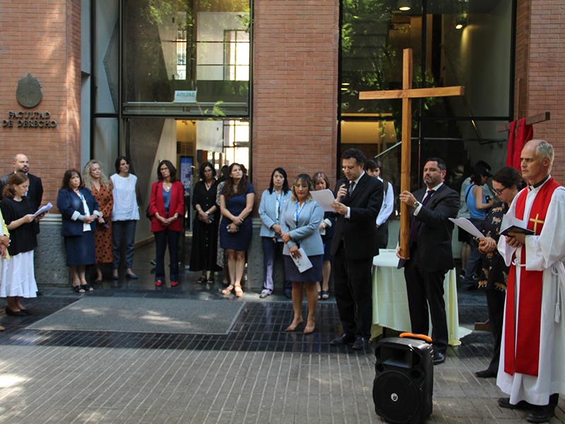 Derecho_UC_participó_en_tradicional_Vía_Crusis_de_Semana_Santa