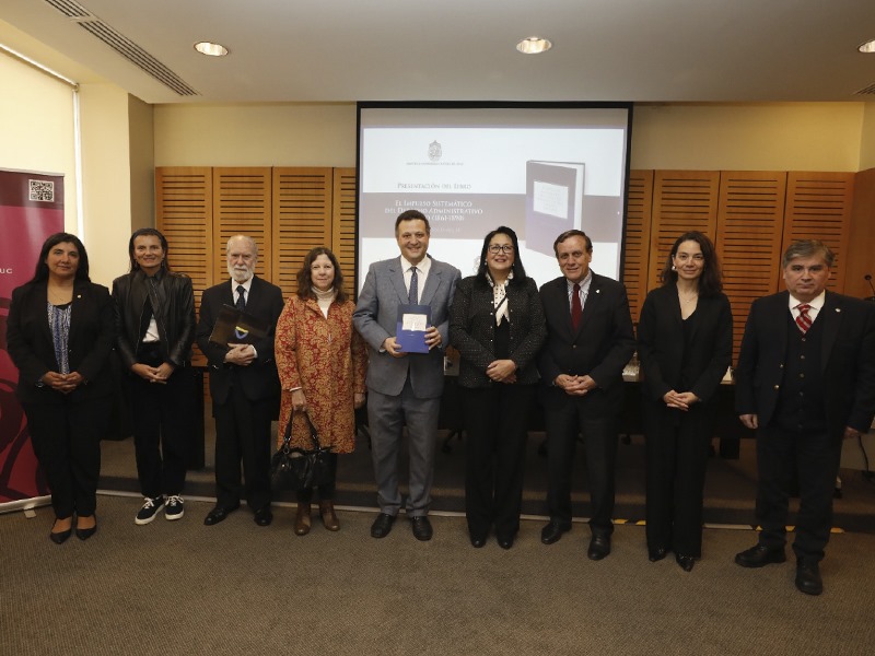 Lanzamiento_libro_decano_Gabriel_Bocksang