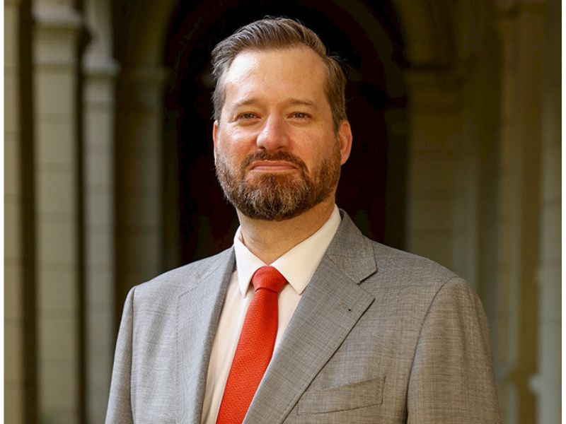 Profesor Alfredo Niklitschek es nombrado director de Asuntos Jurídicos de la UC