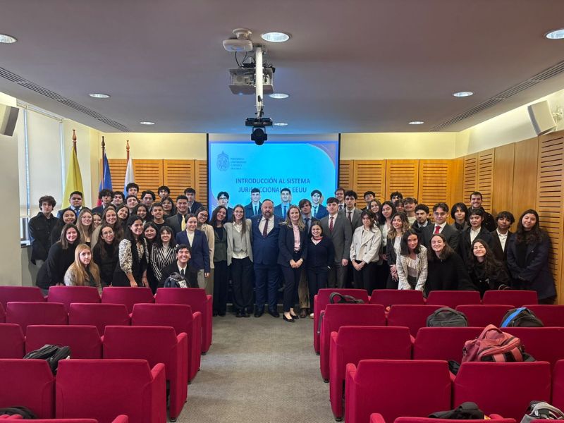 Juez Robert Watson con alumnos