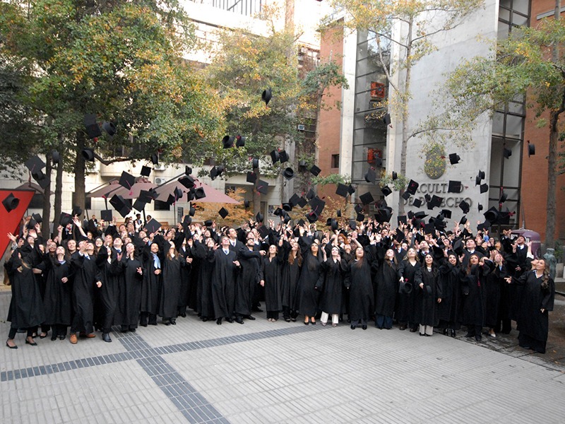 Con un llamado a cultivar el derecho como humanidades y a orientar las nuevas tecnologías al servicio de la justicia, 160 estudiantes recibieron su diploma de licenciados en Derecho UC – web