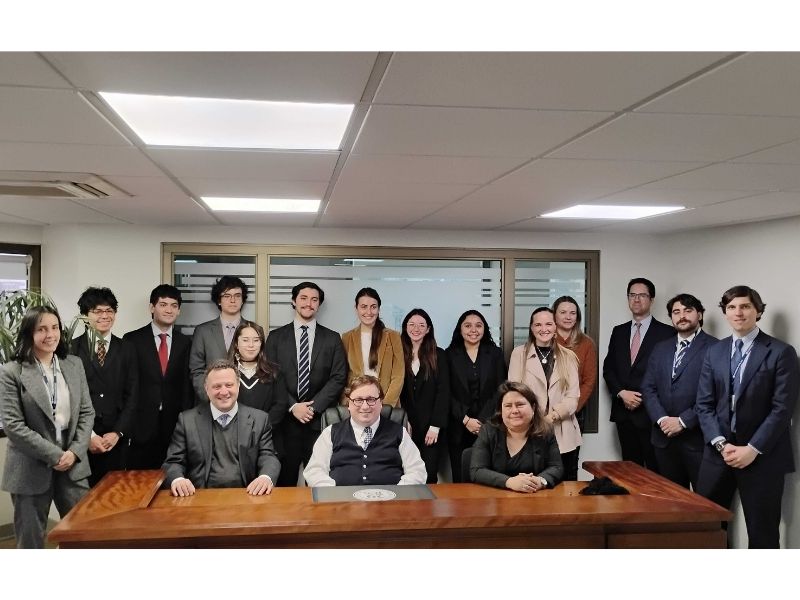 Iniciativa Derecho UC Jueces para Chile estudiantes visitan el 29° Juzgado Civil de Santiago junto a autoridades de la UC